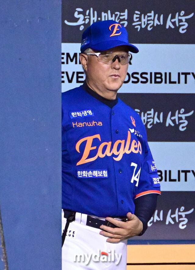 2025년 8월 8일 오후 서울 잠실구장에서 열린 '2025 신한 SOL뱅크 KBO 리그' 한화 이글스와 LG 트윈스의 경기. 한화 김경문 감독이 경기를 지켜보고 있다./마이데일리