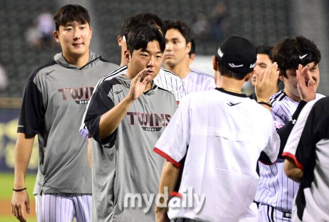 2025년 7월 31일 오후 서울 잠실구장에서 열린 '2025 신한 SOL뱅크 KBO 리그' KT 위즈와 LG 트윈스의 경기. LG 송승기가 18-0으로 승리한 뒤 염경엽 감독과 기뻐하고 있다./마이데일리