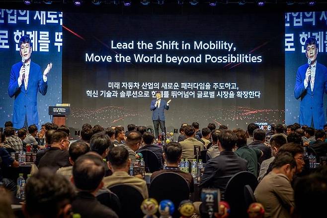 이규석(가운데) 현대모비스 사장이 ‘2025 현대모비스 대리점 컨퍼런스’에서 개회사를 하고 있다.  [현대모비스 제공]