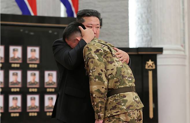 북한이 노동당 기관지 노동신문은 인민군 해외작전부대 지휘관, 전투원들에 대한 국가표창수여식이 당중앙위원회 본부청사에서 진행됐다며 김정은 국무위원장이 참석했다고 22일 보도했다. [평양 노동신문=뉴스1]
