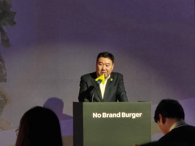 강승협 신세계푸드 대표가 5월 8일 서울 강남구 코엑스에서 기자간담회를 열고 가멩모델을 소개하고 있다. 정석준 기자