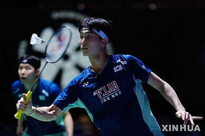 [도쿄=신화/뉴시스] 김원호(앞)-서승재 조(3위)가 20일 일본 도쿄 메트로폴리탄 체육관에서 열린 2025 세계배드민턴연맹(BWF) 월드투어 슈퍼 750 일본오픈 남자 복식 결승에서 고제페이-누르이주딘 조(1위·말레이시아)와 경기하고 있다. 김원호-서승재가 2-0(21-16 21-17)으로 승리하며 시즌 5승을 기록했다. 2025.07.21.