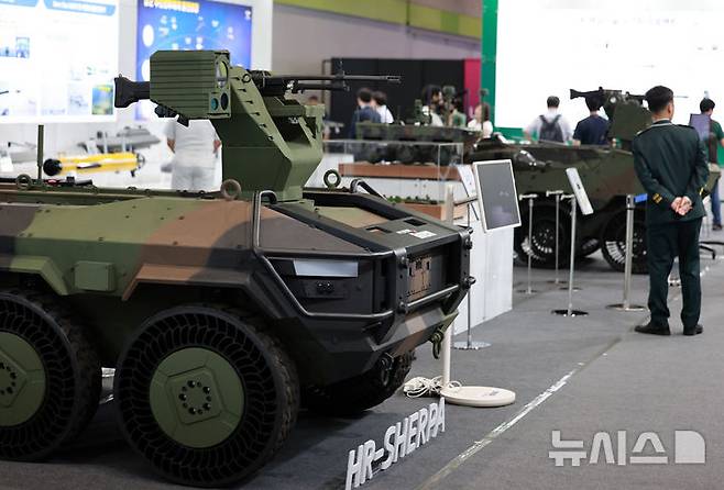 [서울=뉴시스] 이영환 기자 = 9일 오후 서울 강남구 코엑스에서 열린 2025 무인이동체산업체엑스포 & 2025 자율주행모빌리티산업전에서 현대로템의 다목적무인차량 HR-셰르파가 전시되어 있다. 2025.07.09. 20hwan@newsis.com