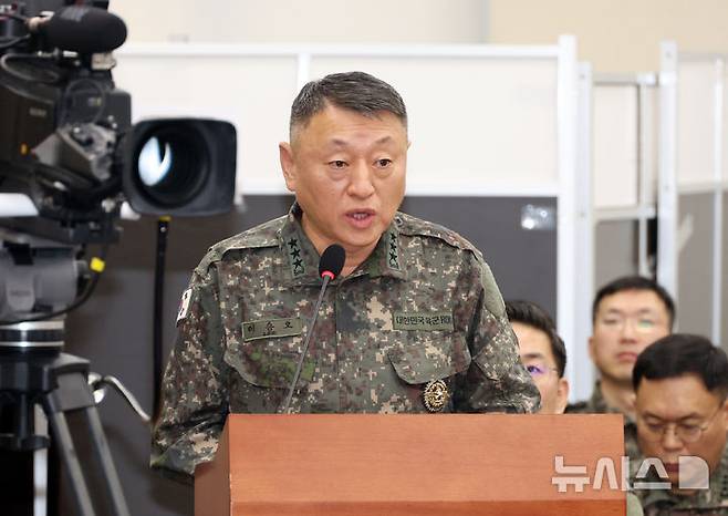 [서울=뉴시스] 고승민 기자 = 이승오 합참 작전본부장이 지난 1월14일 서울 여의도 국회에서 열린 제420회국회(임시회) 제3차 윤석열 정부의 비상계엄 선포를 통한 내란 혐의 진상규명 국정조사특별위원회 전체회의에서 의원 질의에 답하고 있다. 2025.01.14. kkssmm99@newsis.com