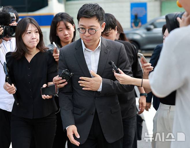 [서울=뉴시스] 이영환 기자 = 민경민 오아시스에쿼티파트너스 대표가 22일 오전 서울 종로구에 마련된 김건희 특검팀(특별검사 민중기) 사무실로 조사를 받기 위해 출석하고 있다. 2025.08.22. 20hwan@newsis.com