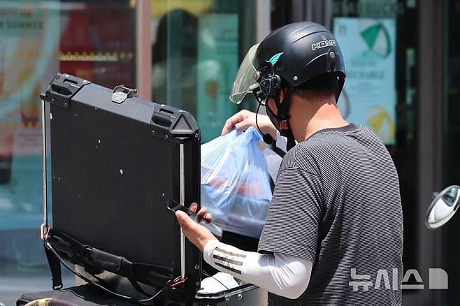 [서울=뉴시스] 권창회 기자 = 서울 시내 식당가에서 배달라이더들이 음식을 배달하고 있다. 2025.06.19. kch0523@newsis.com