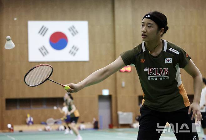 [진천=뉴시스] 배훈식 기자 = 여자 배드민턴 세계랭킹 1위 안세영이 18일 오후 충북 진천군 국가대표선수촌에서 훈련을 하고 있다.  2025.08.18. dahora83@newsis.com