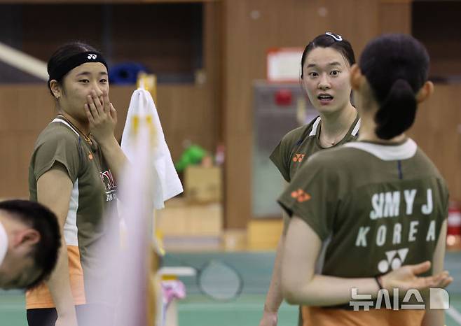 [진천=뉴시스] 배훈식 기자 = 여자 배드민턴 세계랭킹 1위 안세영(왼쪽부터)이 18일 오후 충북 진천군 국가대표선수촌에서 훈련 중 김가은, 심유진과 대화하고 있다.  2025.08.18. dahora83@newsis.com