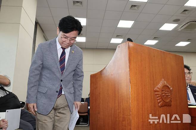 [서울=뉴시스] 김명년 기자 = 김영훈 고용노동부 장관이 20일 오전 서울 여의도 국회 환경노동위원회 전체회의에서  고개 숙여 인사하고 있다. 이날 김 장관은 지난 19일 발생한 경북 청도 열차 사망사고에 대해 사과했다. 2025.08.20. kmn@newsis.com