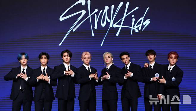[서울=뉴시스] 김혜진 기자 = 그룹 스트레이키즈(왼쪽부터 리노, 한, 아이엔, 필릭스, 방찬, 현진, 승민, 창빈)가 22일 오전 서울 영등포구 콘래드 서울에서 열린 네 번째 정규앨범 '카르마'(KARMA)' 발매 기념 기자간담회에서 포즈를 취하고 있다.  2025.08.22. jini@newsis.com