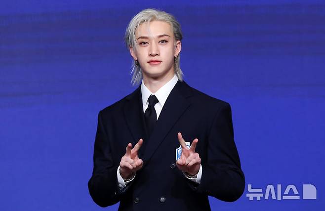 [서울=뉴시스] 김혜진 기자 = 그룹 스트레이키즈 방찬이 22일 오전 서울 영등포구 콘래드 서울에서 열린 네 번째 정규앨범 '카르마'(KARMA)' 발매 기념 기자간담회에서 포즈를 취하고 있다.  2025.08.22. jini@newsis.com