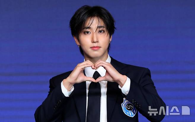 [서울=뉴시스] 김혜진 기자 = 그룹 스트레이키즈 한이 22일 오전 서울 영등포구 콘래드 서울에서 열린 네 번째 정규앨범 '카르마'(KARMA)' 발매 기념 기자간담회에서 포즈를 취하고 있다.  2025.08.22. jini@newsis.com