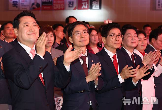 [청주=뉴시스] 고승민 기자 = 국민의힘 장동혁, 조경태, 김문수, 안철수 대표 후보가 22일 충북 청주오스코에서 열린 국민의힘 제6차 전당대회에서 박수치고 있다. 2025.08.22. kkssmm99@newsis.com