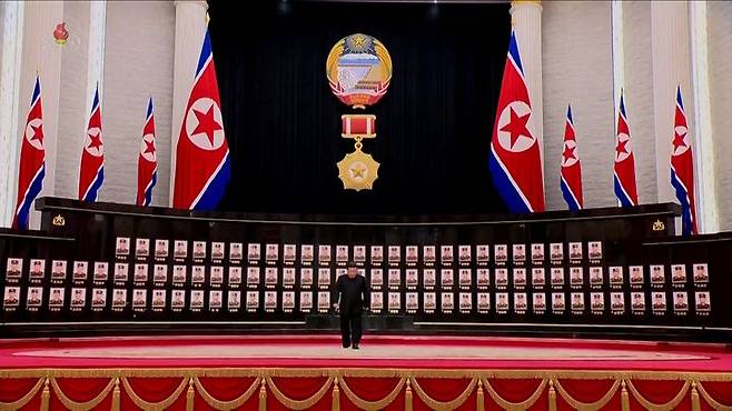 [서울=뉴시스] 북한 조선중앙TV가 김정은 북한 국무위원장이 러시아에 파병된 군인들에 대한 국가표창 수여식에 참석 영상을 22일 공개했다. 수여식에는 공훈을 세운 지휘관, 전투원들과 전사자 유가족들이 참석했다. (사진=조선중앙TV 캡쳐) 2025.08.22. photo@newsis.com *재판매 및 DB 금지 *재판매 및 DB 금지