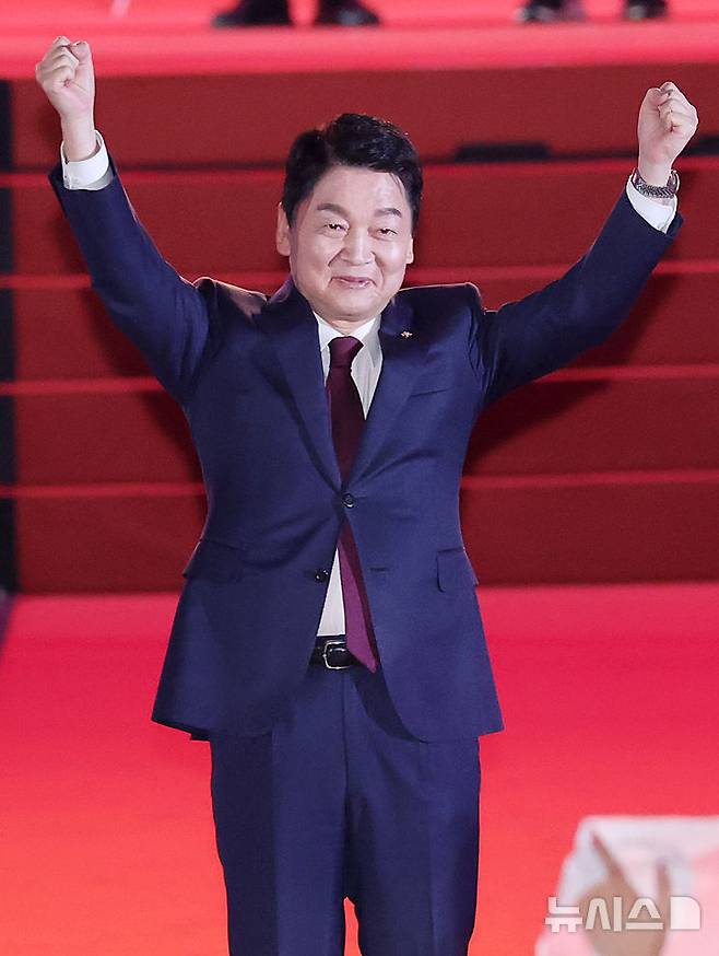 [청주=뉴시스] 고승민 기자 = 안철수 국민의힘 당 대표 후보가 22일 충북 청주시 청주오스코에서 열린 국민의힘 제6차 전당대회에서 당원들에게 인사하고 있다.(공동취재) 2025.08.22. kkssmm99@newsis.com