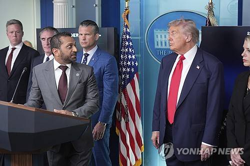 캐시 파텔 FBI 국장과 도널드 트럼프 대통령 [AP=연합뉴스 자료사진 제공]