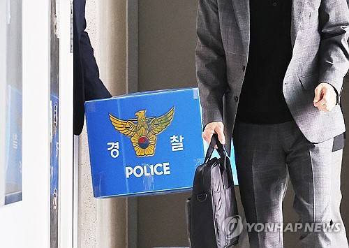 양평군청 압수수색 마친 경찰 서울~양평 고속도로 노선 변경과 관련한 특혜 의혹을 수사 중인 경찰이 16일 경기도 양평군청 압수수색을 마친 뒤 압수품을 옮기고 있다.     경기남부경찰청 반부패·경제범죄수사대는 이날 이 사건 수사를 위해 국토교통부와 양평군청, 용역업체인 경동엔지니어링 등을 압수수색 했다. 2025.5.16 [연합뉴스 자료사진]