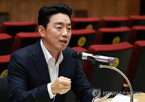 기자간담회에서 발언하는 강훈식 대통령비서실장 (서울=연합뉴스) 홍해인 기자 = 강훈식 대통령비서실장이 19일 서울 용산 대통령실 청사에서 기자간담회를 하고 있다. 2025.8.19 hihong@yna.co.kr