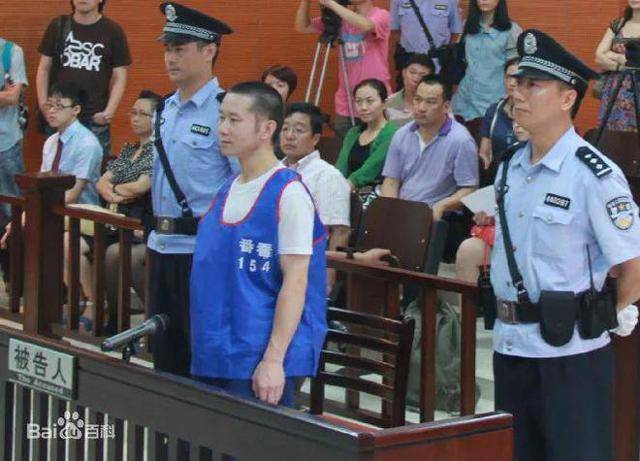 중국인 덩밍젠이 노모에게 살충제를 먹여 숨지게 한 혐의로 2011년 재판장에 섰다. 이 과정에서 18년간 투병 생활을 하던 노모가 고통을 멈춰달라고 부탁한 것으로 밝혀져 존엄사 논쟁이 가속화됐다. 중국 포털 바이두 화면 캡처