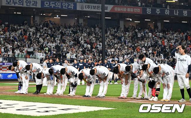 [OSEN=대전, 이대선 기자] 프로야구 두산 베어스가 박계범의 깜짝 만루 홈런으로 7연승을 질주했다. 류현진을 내고도 패한 한화 이글스는 시즌 팀 최다 5연패 충격에 빠졌다.&nbsp;두산은 21일 대전 한화생명볼파크에서 열린 2025 신한 SOL Bank KBO리그 한화와의 원정경기를 6-3으로&nbsp;승리했다.&nbsp;경기 종료 후 한화 선수들이 관중석을 향해 인사를 하고 있다. 2025.08.21 /sunday@osen.co.kr