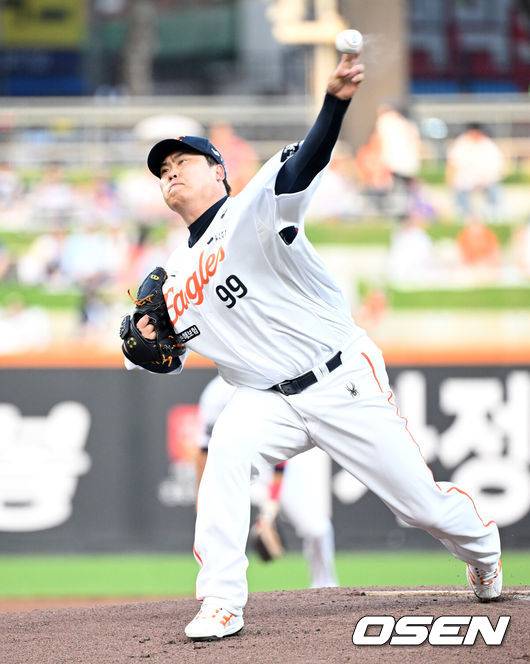 [OSEN=대전, 이대선 기자] 21일 오후 대전 한화생명볼파크에서 2025 신한 SOL Bank KBO리그 한화 이글스와 두산 베어스의 경기가 열렸다.한화는 류현진, 두산은 콜어빈을 선발로 내세웠다.1회초 무사에서 한화 선발투수 류현진이 역투하고 있다. 2025.08.21 /sunday@osen.co.kr