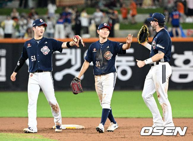 [OSEN=대전, 이대선 기자] 프로야구 두산 베어스가 박계범의 깜짝 만루 홈런으로 7연승을 질주했다. 류현진을 내고도 패한 한화 이글스는 시즌 팀 최다 5연패 충격에 빠졌다.&nbsp;두산은 21일 대전 한화생명볼파크에서 열린 2025 신한 SOL Bank KBO리그 한화와의 원정경기를 6-3으로&nbsp;승리했다.&nbsp;경기 종료 후 두산 선수들이 승리의 기쁨을 나누고 있다. 2025.08.21 /sunday@osen.co.kr