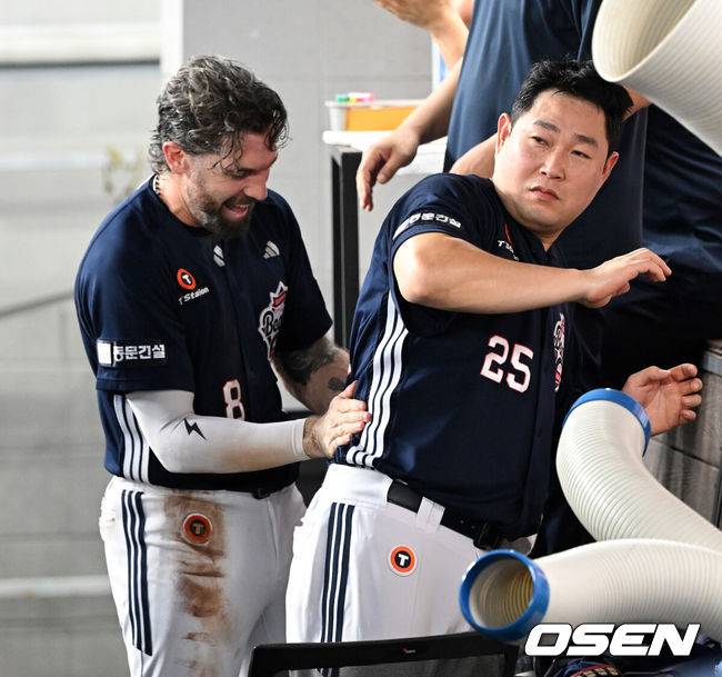 [OSEN=대전, 이대선 기자] 20일 오후 대전 한화생명볼파크에서 2025 신한 SOL Bank KBO리그 한화 이글스와 두산 베어스의 경기가 열렸다.한화는 조동욱, 두산은 곽빈을 선발로 내세웠다.3회초 2사 2,3루에서 두산 폭투를 틈타 홈으로 쇄도한 두산 3루주자 양의지가 비디오 판독 끝에 득점 인정 되자 더그아웃에서 케이브와 환호하고 있다. 2025.08.20 /sunday@osen.co.kr