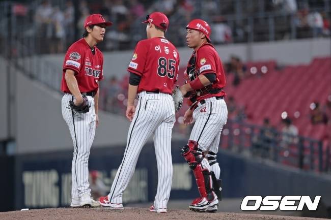 이동걸 투수코치가 마운드를 방문해 이의리와 이야기를 나누고 있다./KIA 타이거즈 제공