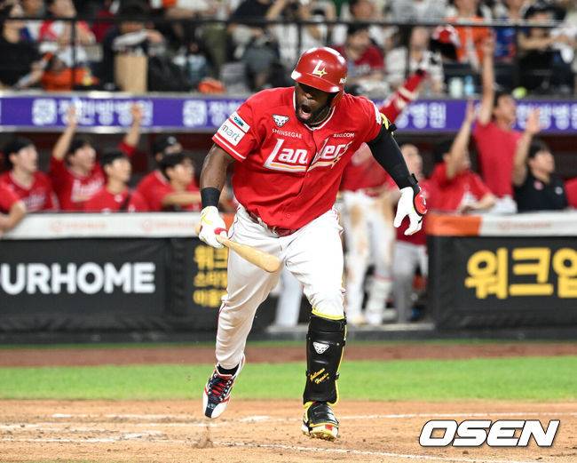 [OSEN=대전, 이대선 기자] 22일 오후 대전 한화생명볼파크에서 2025 신한 SOL Bank KBO리그 한화 이글스와 SSG 랜더스의 경기가 열렸다.한화는 폰세, SSG은 최민준을 선발로 내세웠다.11회초 2사 2루에서 SSG 에레디아가 적시 2루타를 치고 있다. 2025.08.22 /sunday@osen.co.kr