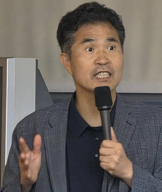 ▲이원택 더불어민주당 의원(군산김제부안을)은 이날 '새만금 RE100 산단 추진과 과제'에 대한 주제발표를 통해 "국내 RE100 산단 구축 가능성이 있는 곳 중에서 새만금이 가장 빨리 구축할 수 있는 곳"이라며 "지금부터 여러 과제를 준비해 나가야 한다"고 주장했다. ⓒ프레시안