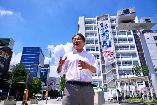▲강기정 광주시장이 22일 5·18민주광장에서 전일빌딩에 AI2단계 사업 예타면제 현수막을 배경으로 최종 확정 설명을 하고 있다. 2025.08.22 ⓒ광주광역시