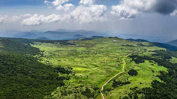 윗세오름에서 어리목으로 이어진 드넓은 초원의 만세동산. 국내에서 가장 속 시원하게 펼쳐지는 초원이 윗세오름과 만세동산이다. 스위스 알프스 같은 외국 산에 온 것 같은 대초원이 펼쳐진다.