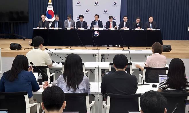 기획재정부 윤인대 차관보(왼쪽 다섯 번째)가 지난 19일 정부세종청사 민원동 공용브리핑실에서 새 정부 경제 성장전략에 관한 상세 브리핑을 하고 있다. 연합뉴스