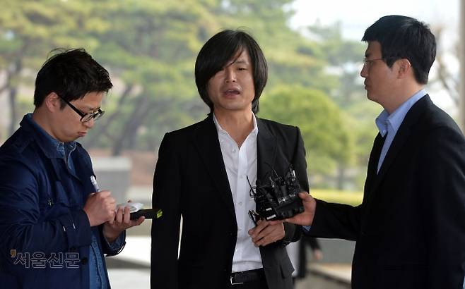 주진우 - 지난해 대선 전 박근혜 대통령이 정수장학회 문제를 해결하기 위해 1억5천만원 짜리 굿판을 벌였다고 주장한 원정스님 인터뷰를 보도해 새누리당에게 고발당했던 팟캐스트‘ 나는 꼼수다’패널인 시사인 주진우 기자가 5일 오전 서울 서초동 중앙지검으로 출석하여 기자들의 질문에 답하고 있다. 2013.4.5 박지환 popocar@