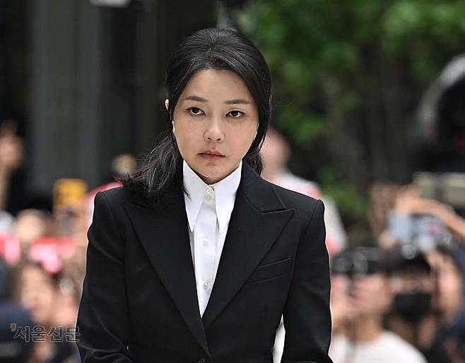 윤석열 전 대통령 부인 김건희 여사가 6일 서울 종로구 민중기 김건희 특별검사팀 사무실에 자본시장법 위반 등 혐의 피의자 신분으로 출석하고 있다. 2025.8.6 오장환 기자