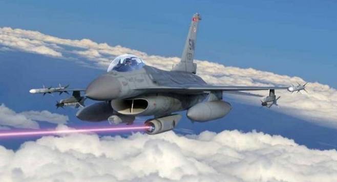 F-16 전투기에 장착된 레이저 무기 개념도. 미 공군의 ‘SHiELD(Self-Protect High Energy Laser Demonstrator)’ 프로젝트 구상 중 하나로, 록히드마틴이 공개한 시각화 이미지.