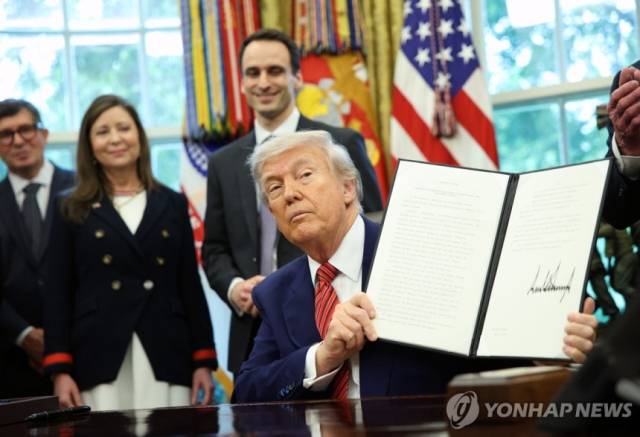 원전 확대 행정명령 서명한 트럼프 대통령. 연합뉴스.