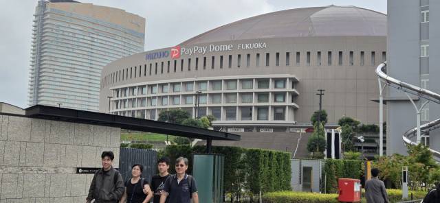 일본에 처음 아이폰을 들여온 소프트뱅크가 운영하는 프로야구단 ‘후쿠오카 소프트뱅크 호크스’의 홈구장을 배경으로 사람들이 지나다니고 있다. /임병식