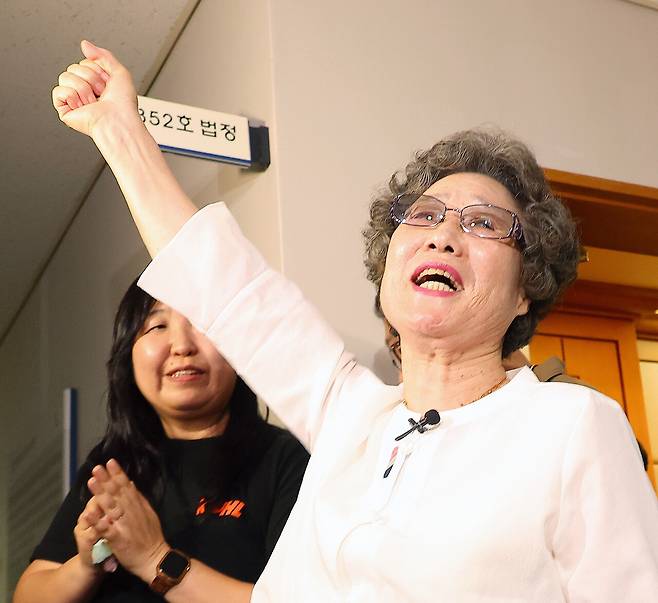 7월23일 최말자씨가 부산지법에서 열린 재심 공판을 마치고 법정을 나서며 “이겼습니다”라고 외쳤다. ⓒ연합뉴스
