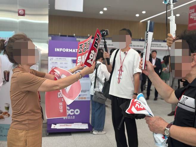행사장 분위기가 과열되며 찬탄과 반탄 진영 간 충돌이 격화됐다.&nbsp;오후 1시11분경 조경태 후보가 등장하자 "배신자"라는 구호가 터져 나왔고 이에 조 후보 지지자들은 "윤석열 전 대통령이 더 배신자"라며 맞섰다.&nbsp;ⓒ 시사저널 정윤경
