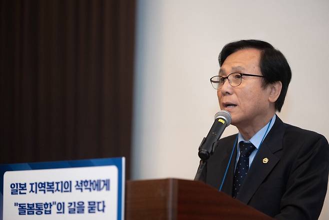 강석주 서울시의회 저출생·고령사회 문제극복 특별위원장이 지난 21일 서울 마포구 서울가든호텔에서 열린 '한·일 지역복지 국제포럼'에서 개회사를 하고 있다. ⓒ서울시사회복지협의회 제공