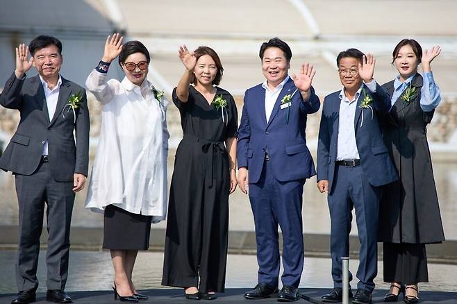 21일 아산 모나밸리에서 열린 '2025 모나밸리 국제아트페어(MONAF)' 개막식에 오세현 아산시장(왼쪽 네번째)과 조일교 충남도 문화체육관광국장(왼쪽 첫번째)이 참석해 손을 흔들고있다. ⓒ아산시 제공
