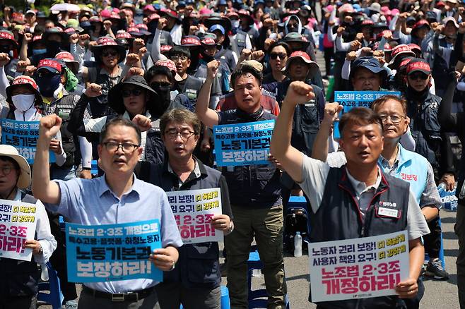 민주노총 조합원들이 7월28일 서울 여의도 국회 앞에서 노조법 2·3조 개정 촉구 긴급 결의대회를 열고 관련 구호를 외치고 있다. ⓒ연합뉴스
