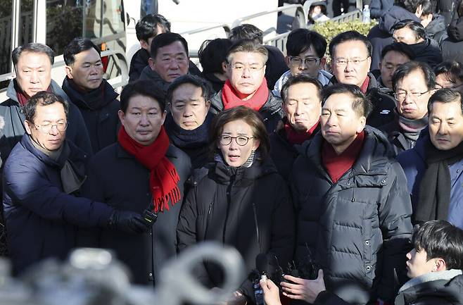 윤석열 전 대통령에 대한 2차 체포영장을 집행한 1월15일 오전 서울 용산구 한남동 관저 앞에서 국민의힘 의원들이 기자회견을 열고 있다. ⓒ시사저널 박정훈