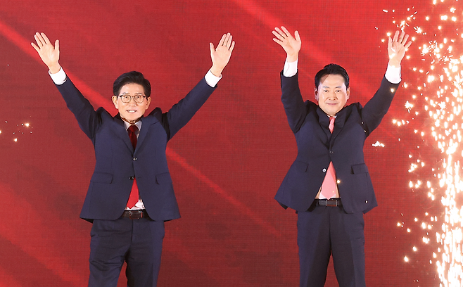 22일 충북 청주시 청주오스코에서 열린 국민의힘 제6차 전당대회에서 당대표 결선투표에 오른&nbsp;김문수·장동혁 후보가 무대에 오르고 있다. ⓒ 연합뉴스