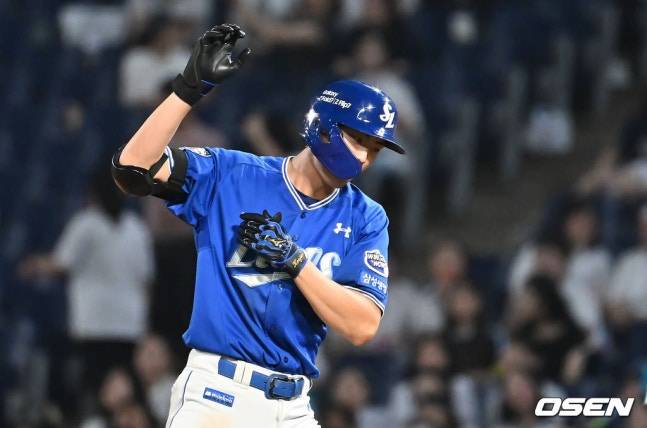 삼성 구자욱이 21일 창원 NC전에서 7회초 역전 적시타를 터트린 뒤 기뻐하고 있다.