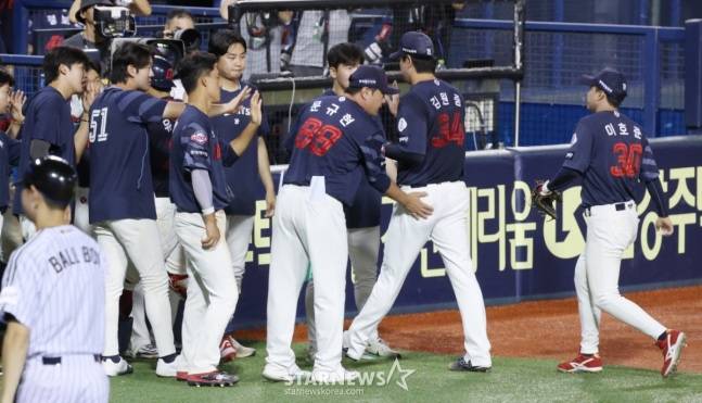 2025 신한 SOL Bank KBO리그 LG 트윈스 대 롯데 자이언츠 경기가 21일 서울 잠실야구장에서 열렸다. 롯데 김원중이 10회말 투구를 마친 후 더그아웃으로 향하고 있다. /사진=김진경 대기자