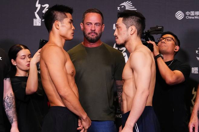 샤오롱(왼쪽) vs 유수영 페이스 오프. /사진=UFC 제공