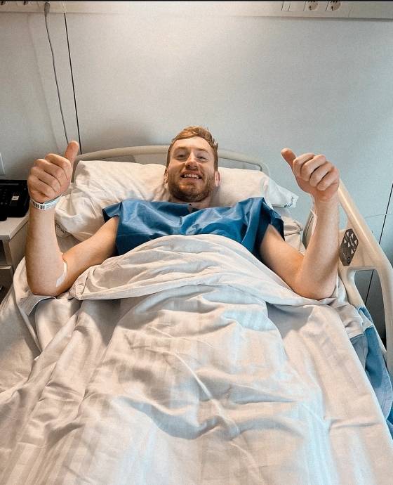 수술을 마친 뒤 미소 짓는 데얀 쿨루셉스키. /사진=토트넘 홋스퍼 공식 사회관계망서비스(SNS) 갈무리