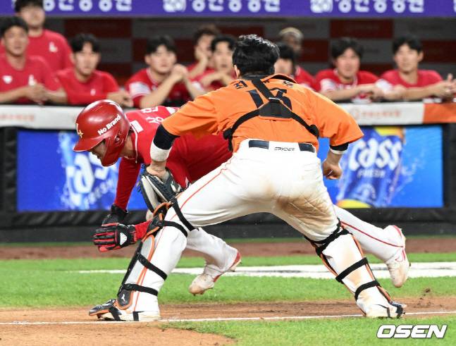 10회 아쉬운 주루플레이로 홈에서 태그아웃되는 SSG 안상현(왼쪽).